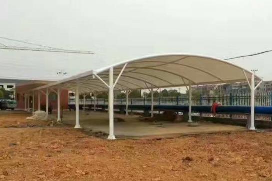 `膜结构建筑和传统建筑相比有什么优势?`