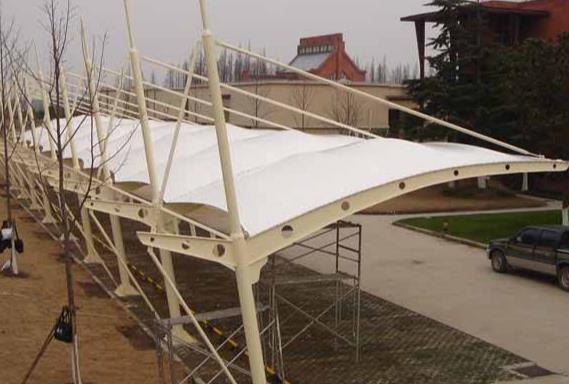 `做膜结构车棚多少钱？`