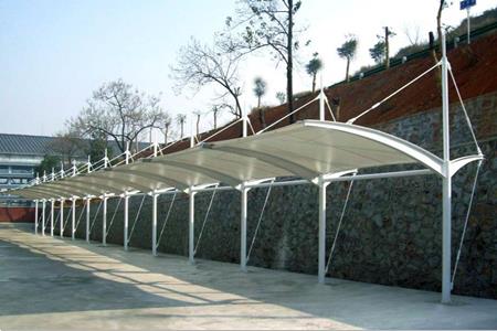 `膜结构汽车停车棚抗风性如何加强？`