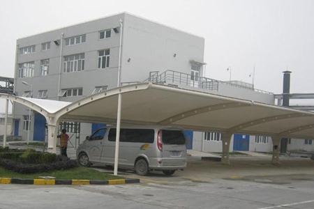 `膜结构汽车停车棚优点总结`