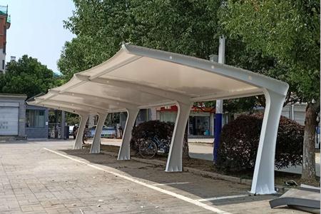 `膜结构单向车棚是什么样的？`