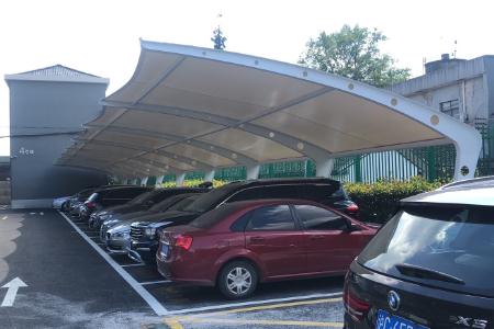 `钢膜结构车棚优势介绍`