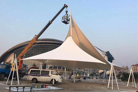 `膜结构膜布怎么拉紧？`