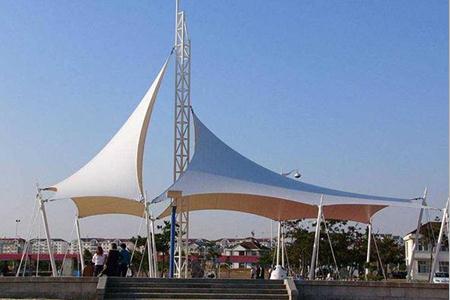 `张拉膜结构遮阳棚安全性如何？`