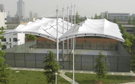`膜结构雨棚抗风性如何？`