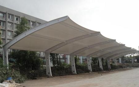 `7字型膜结构停车棚能用多久？`